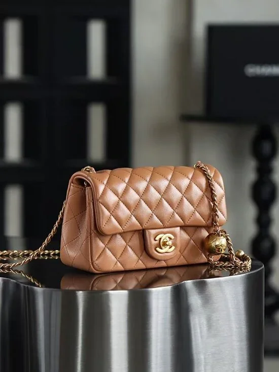 Classic CHANEL Bag: A Stylish and Versatile Choice for Elegance - Picture 7 of 7